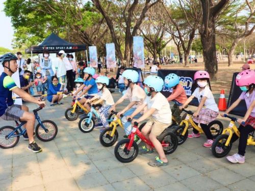 一起「飆」過兒童節 高雄兒童節滑步車免費體驗 小騎士衛武營尬車這樣玩